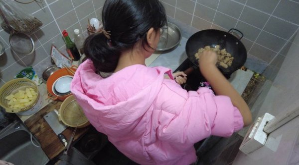 卓信宝配资 凌晨5点起床，晚上10点半才睡，13岁女孩的一天让人破防